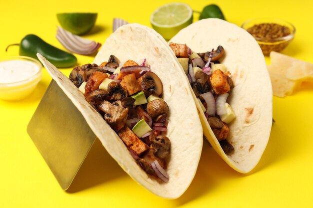 Concept de nourriture savoureuse avec taco sur fond jaune