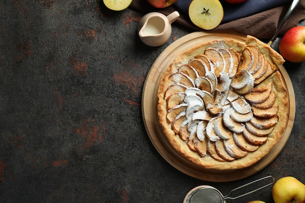 Concept de nourriture savoureuse avec tarte aux pommes sur fond texturé