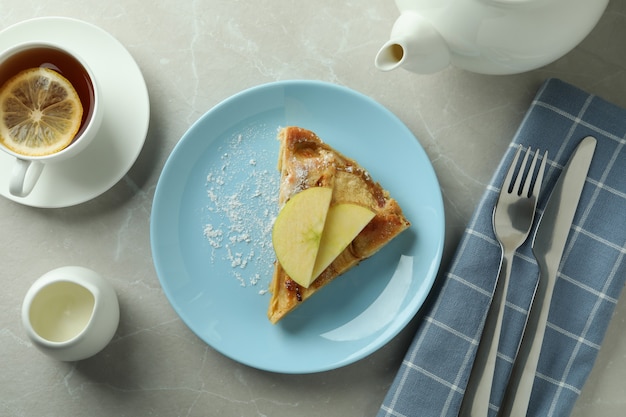 Concept de nourriture savoureuse avec tarte aux pommes sur fond texturé