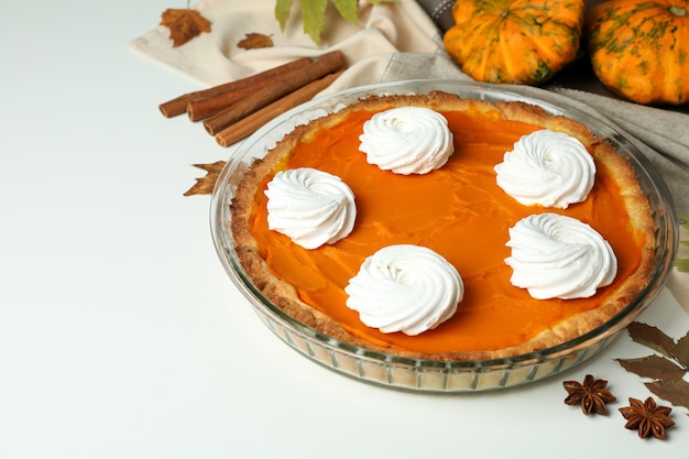 Concept de nourriture savoureuse avec tarte à la citrouille sur fond blanc