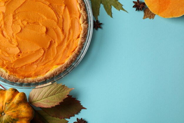 Concept de nourriture savoureuse avec tarte à la citrouille sur fond bleu