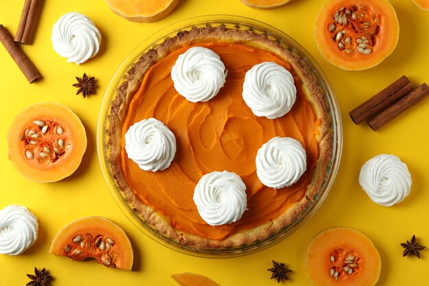 Concept de nourriture savoureuse avec tarte à la citrouille sur fond jaune