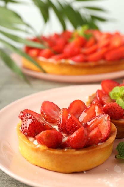 Concept de nourriture savoureuse avec des tartes aux fraises, gros plan.