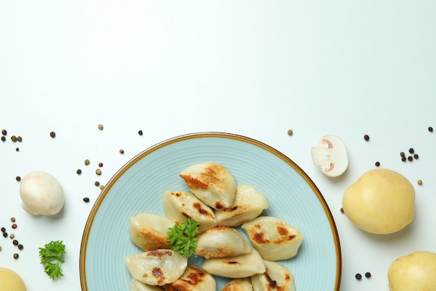 Concept de nourriture savoureuse avec vareniki ou pierogi sur blanc