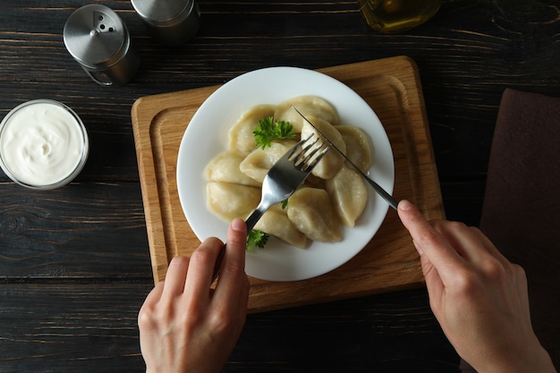 Concept de nourriture savoureuse avec vareniki ou pierogi sur table en bois