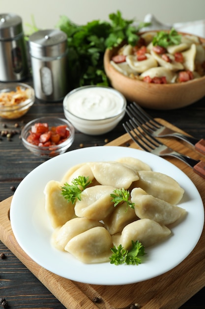 Concept de nourriture savoureuse avec vareniki ou pierogi sur table en bois