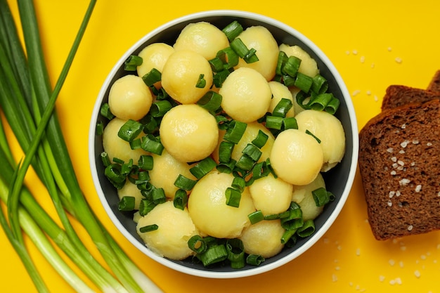 Concept de nourriture savoureuse avec vue de dessus de jeunes pommes de terre bouillies