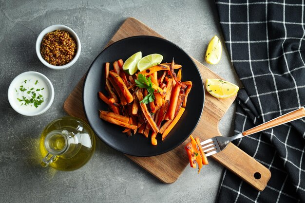 Concept de nourriture savoureuse vue de dessus de patates douces frites