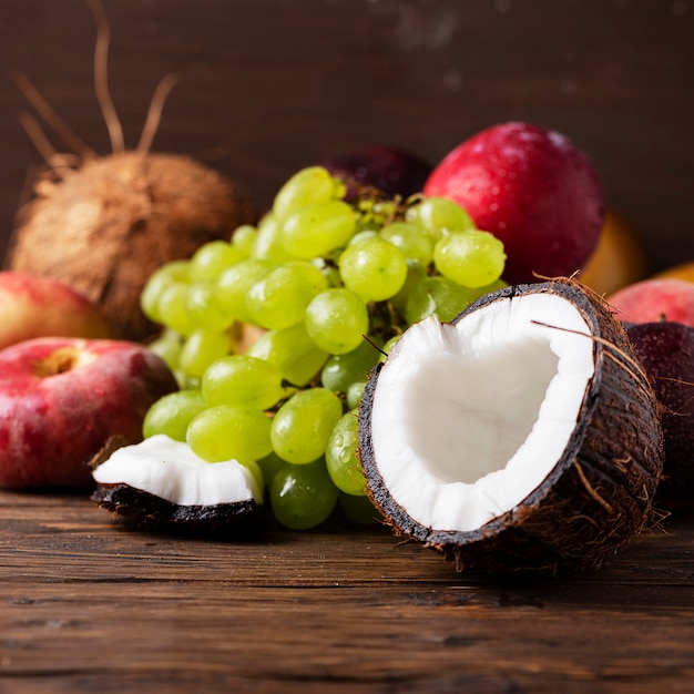 Concept de nourriture végétalienne avec noix de coco, raisin, peache et prunes