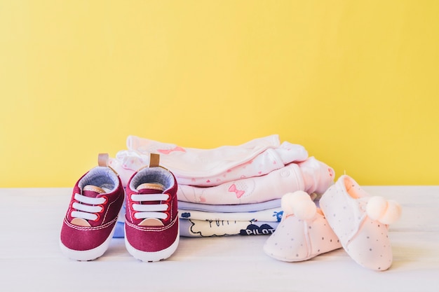 Photo concept nouveau-né avec des vêtements et des chaussures