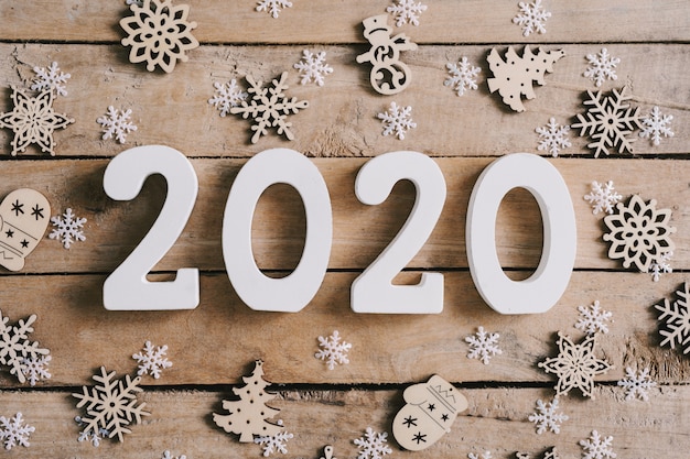 Concept de nouvel an 2020 sur table en bois et fond de décoration de Noël.