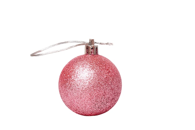 Concept de nouvel an Jouet avec couche de paillettes rose sur l'arbre de Noël isoler sur blanc