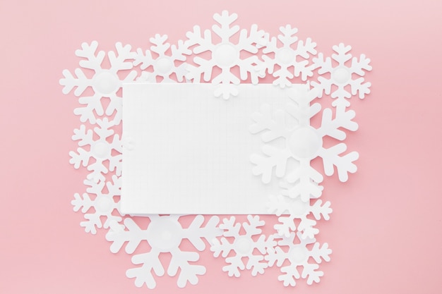 Photo concept de nouvel an. liste des objectifs dans le bloc-notes, la boîte-cadeau et la décoration de noël sur la couleur rose pastel