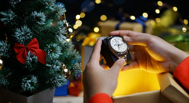 Concept de nouvelle montre de cadeau de Noël