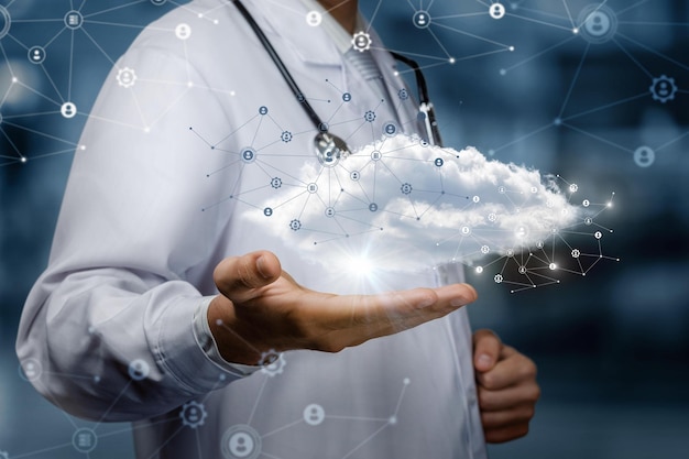 Le concept d'un nuage de données en médecine Un médecin montre un réseau cloud