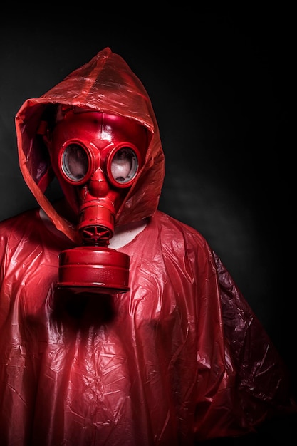 concept nucléaire de rayonnement, homme avec masque à gaz rouge