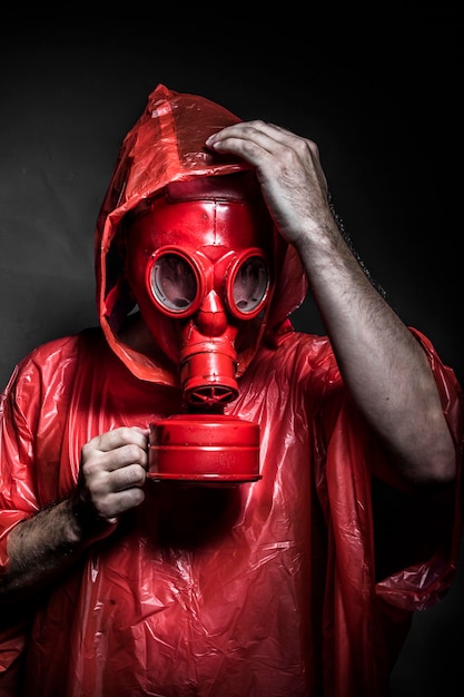 concept nucléaire de survie, homme avec masque à gaz rouge