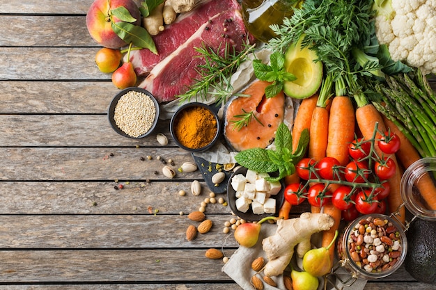 Photo concept de nutrition équilibrée pour un régime méditerranéen flexitarien propre. assortiment d'ingrédients alimentaires sains pour cuisiner sur une table de cuisine. vue de dessus fond plat