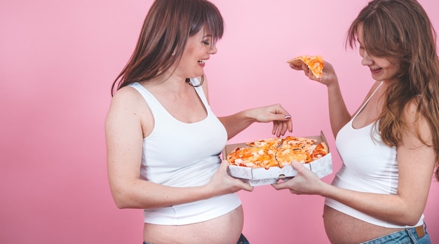 concept de nutrition, les femmes enceintes, manger de la pizza