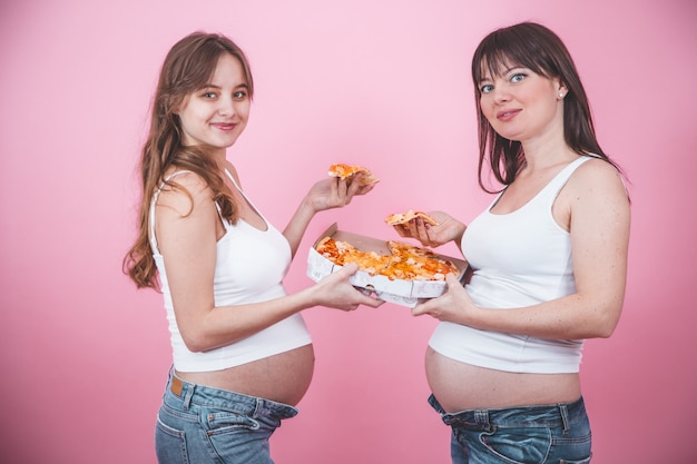 concept de nutrition, les femmes enceintes, manger de la pizza