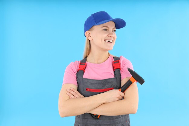 Concept d'occupation jeune femme sur fond bleu