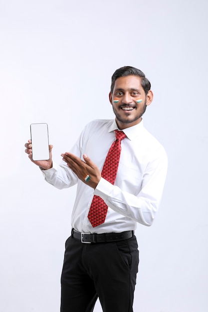 Concept d'offre de jour de l'indépendance : Jeune indien montrant un smartphone.