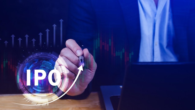 Concept d'offre publique initiale d'IPO Homme d'affaires avec IPO virtuel mot avec graphique des actions pour stimuler la croissance par le processus d'IPO