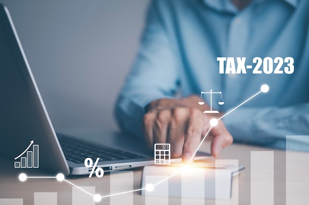 Concept d'optimisation du paiement des impôts finance d'entreprise Homme utilisant une calculatrice et une icône de taxes sur l'écran technologique
