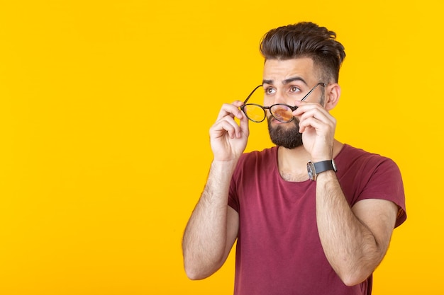 Concept d'optique, de vision et de style - Décollez les lunettes