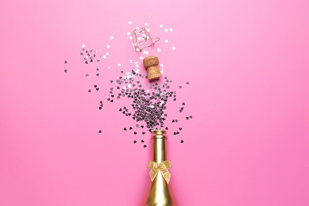 Concept d'ouverture d'une chère bouteille de champagne dorée dédiée à la célébration