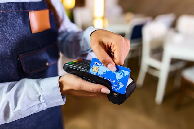 Concept De Paiement Sans Contact, Femme Tenant Une Carte De Crédit Près De La Technologie Nfc Sur Le Comptoir, Le Client Effectue La Transaction Payer La Facture Sur Le Terminal Rfid Caissier En Magasin De Restaurant, Vue En Gros