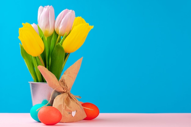 Concept de Pâques avec décoration en papier lapin