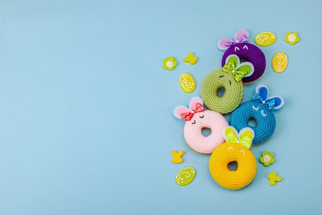 Concept de Pâques fait à la main Donuts au crochet lapins avec tradition