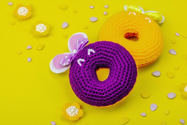 Concept de Pâques fait à la main Donuts au crochet lapins avec tradition