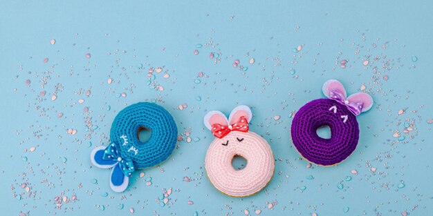 Concept de Pâques fait à la main Donuts au crochet lapins avec tradition