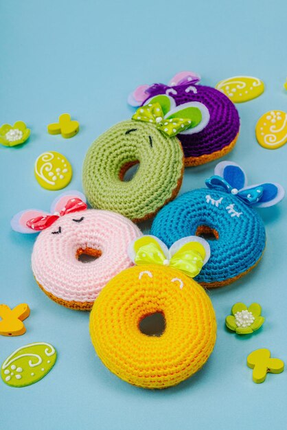 Concept de Pâques fait à la main Donuts au crochet lapins avec tradition