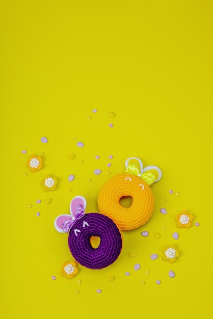 Concept de Pâques fait à la main Donuts au crochet lapins avec tradition