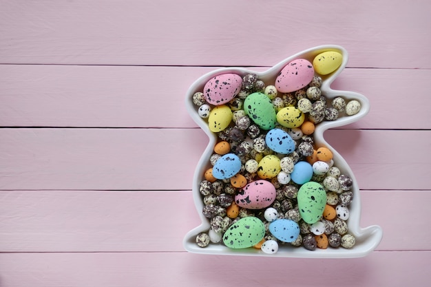 Concept de Pâques Lapin de Pâques décoratif avec fond d'oeufs de Pâques