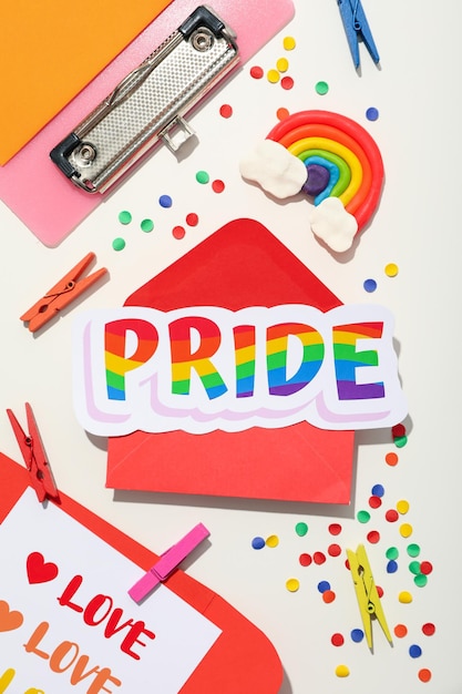 Le concept de la parade LGBT est un symbole d'amour libre sur un fond clair.