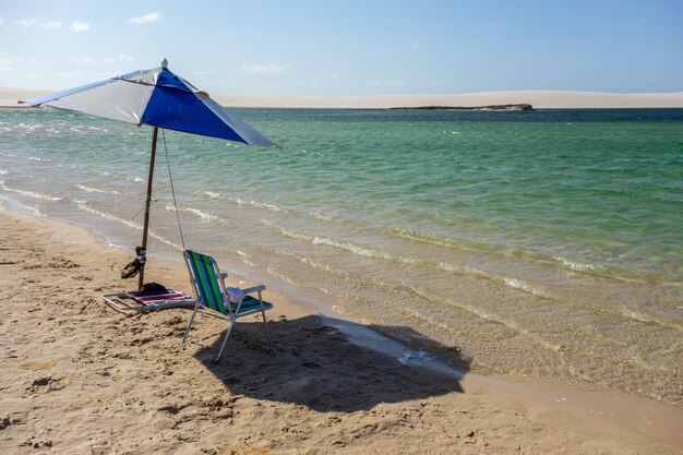 Concept paradisiaque repos et détente été tropical eau bleue et sable blanc