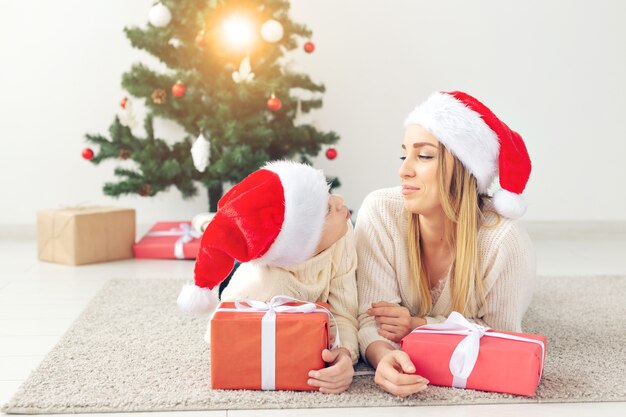 Concept de parent isolé et de vacances - Portrait de mère célébrant Noël à la maison la veille de Noël.