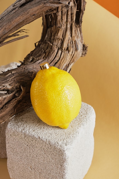Concept de parfum au parfum de citron, citron avec un spray de parfum sur un podium en béton sur fond de bois flotté