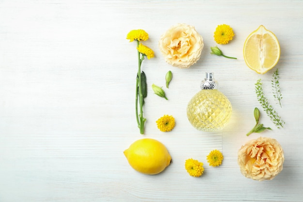 Concept de parfum naturel sur table en bois blanc