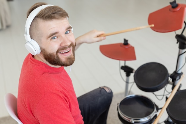 Concept de passe-temps, de musique et de personnes - Homme batteur sur le mur de lumière