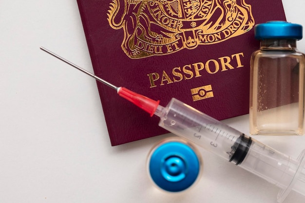 Concept de passeport de voyage pour le vaccin contre le coronavirus du royaume-uni