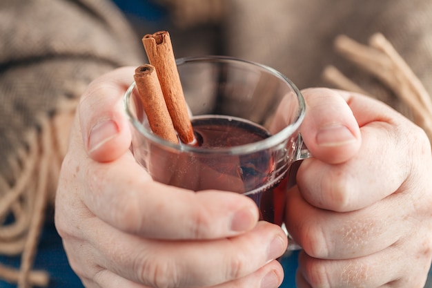 Concept patiné à froid. Vin chaud épicé à la main