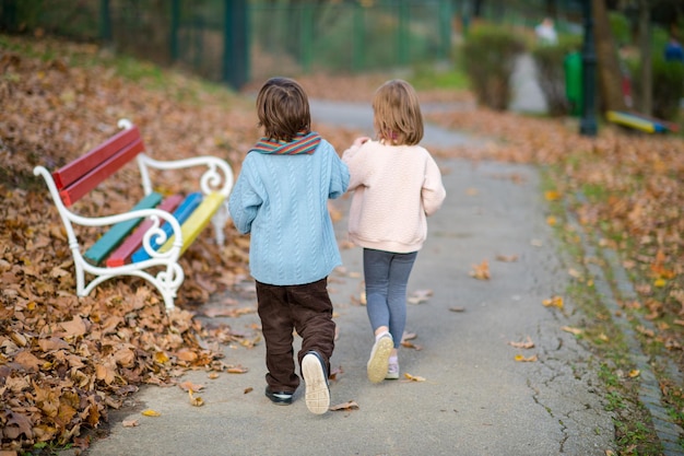 concept de pause realationship avec deux enfants dans le parc le jour nuageux d'automne