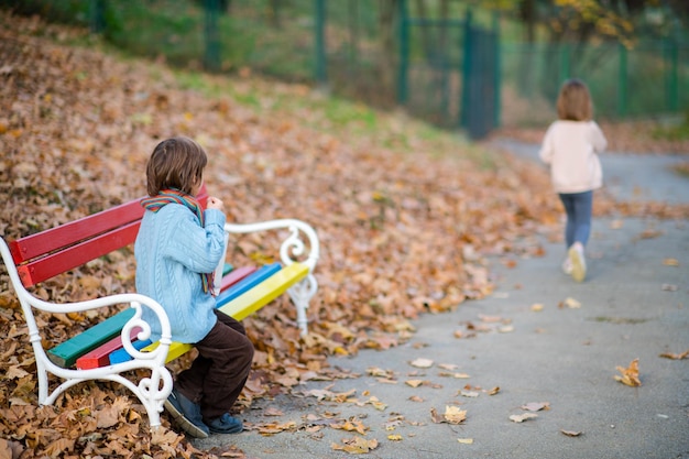 concept de pause realationship avec deux enfants dans le parc le jour nuageux d'automne