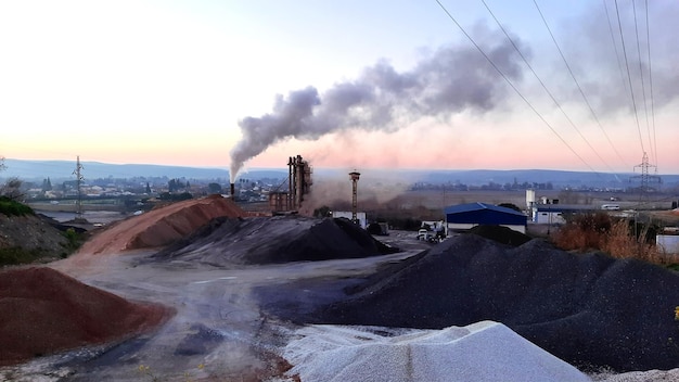 Concept paysage de contamination environnementale de la fumée et de la pollution d'une industrie en activité