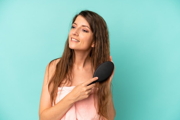 Concept de peigne à cheveux jolie jeune femme adulte